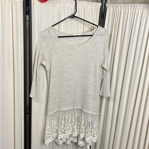 EUC- HI- BEAM CREAM LACE AND EMBROIDERED BLOUSE S-M - Picture 11 of 11